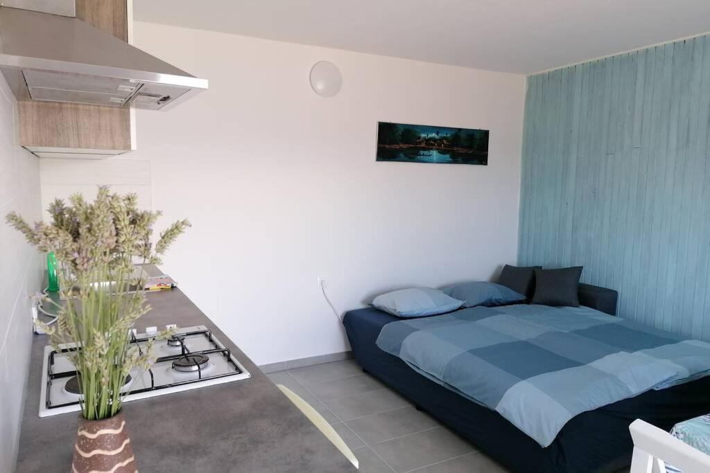 Apartment By The Sea- Santa Marina Rasa Exterior photo